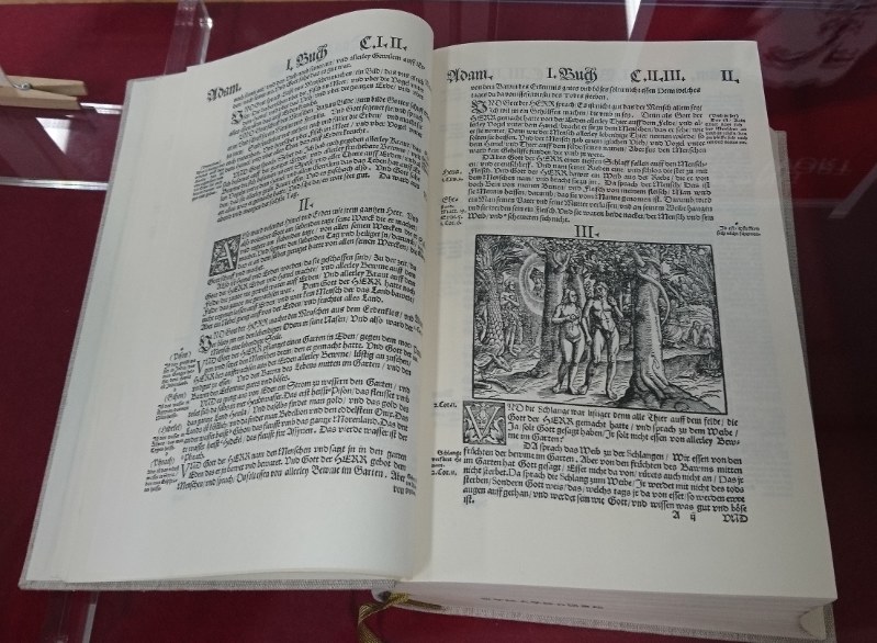 大学倶楽部・聖学院大：ルターが訳した聖書の複製、350年以上前の