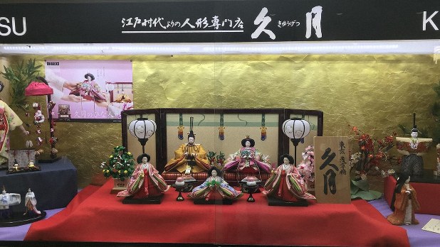 ♪人形の久月」常識破りの“8段飾り”で躍進の歴史 | 名家のルーツ