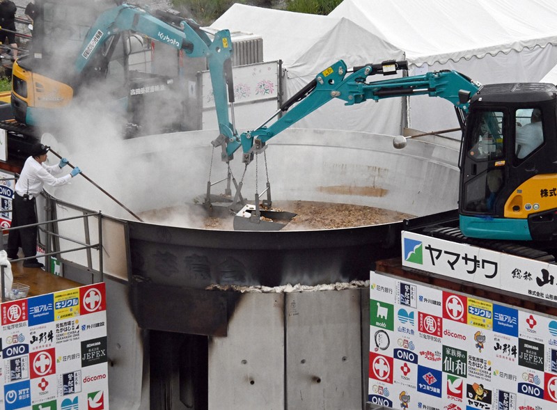 直径6.5メートルの巨大鍋で芋煮3万食 山形で秋の風物詩 | 毎日新聞