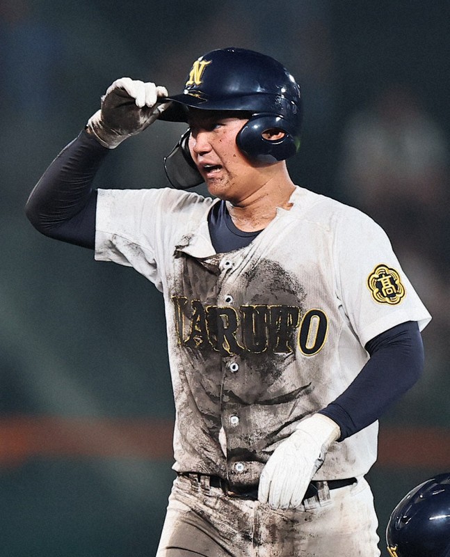 熱血プレーでユニホーム破れた鳴門の選手 借り物で続行 夏の甲子園