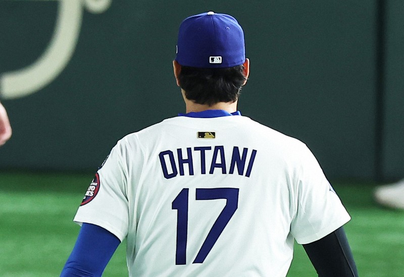 ドジャース・大谷翔平 背中に光る「金のロゴ」は超一流の証し | 毎日新聞
