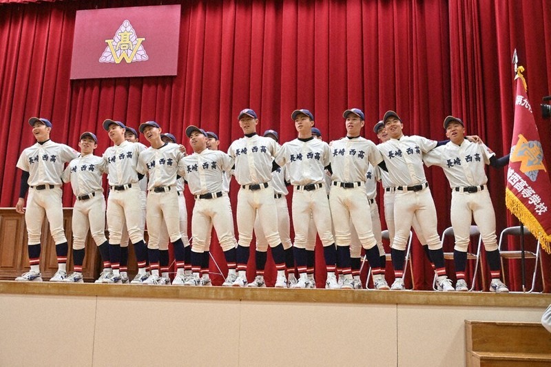 長崎西、部員ら熱唱 勝利の校歌、誓う センバツ旗授与・壮行会 ／長崎