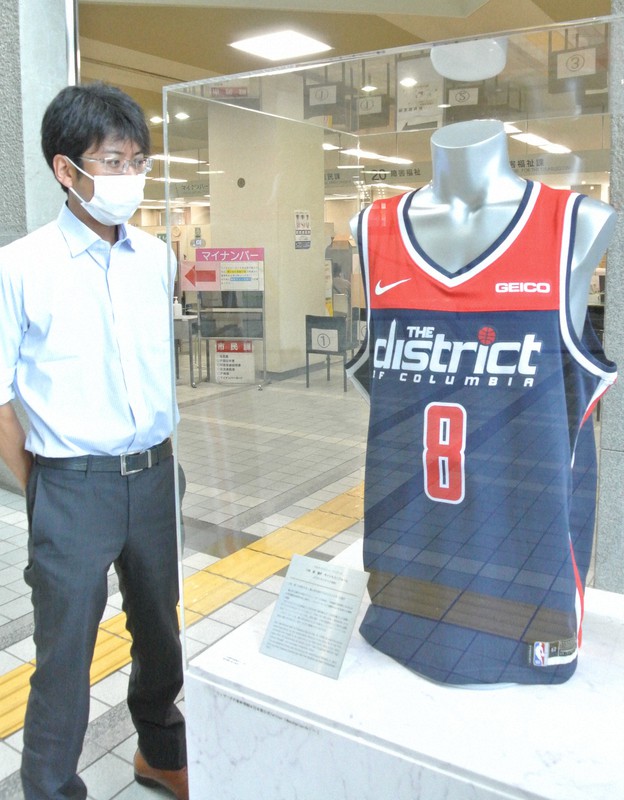 NBA八村選手のサイン入りユニホーム展示 富山市「活躍身近に」 | 毎日新聞