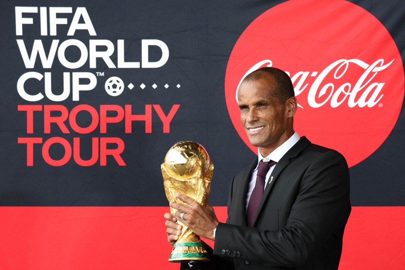 サッカーW杯の優勝トロフィー、日本でお披露目 4000人に公開へ | 毎日新聞