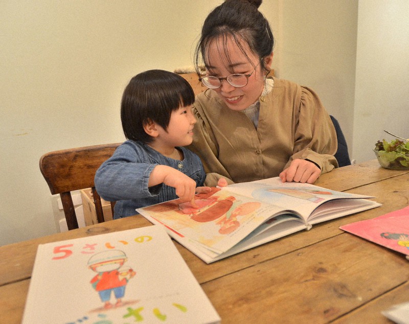 阪神大震災：母から娘へ、あの日伝える 神戸・広瀬さん、被災体験絵本
