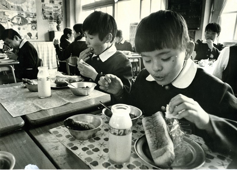学校給食の牛乳」紙パックが9割 消えゆく「瓶」の背景を探る | 毎日新聞