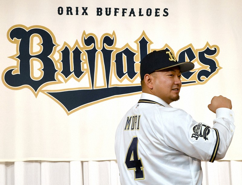森友哉「3連覇に貢献したい」 FAでオリックス入団、背番号4 | 毎日新聞