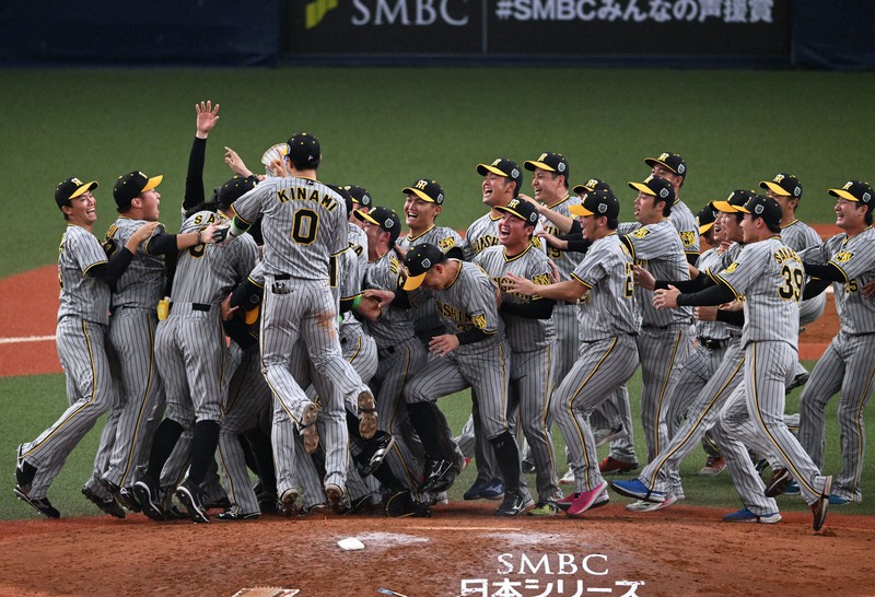 阪神タイガースが38年ぶりの日本一 歓喜の胴上げ [写真特集25/19