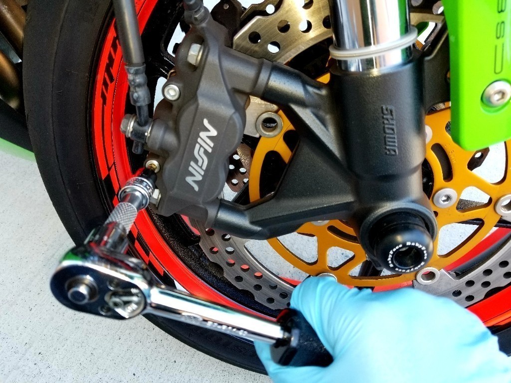 パッド交換orキャリパーピストン揉み出し（カワサキ ZX-6R）by ZUTTA