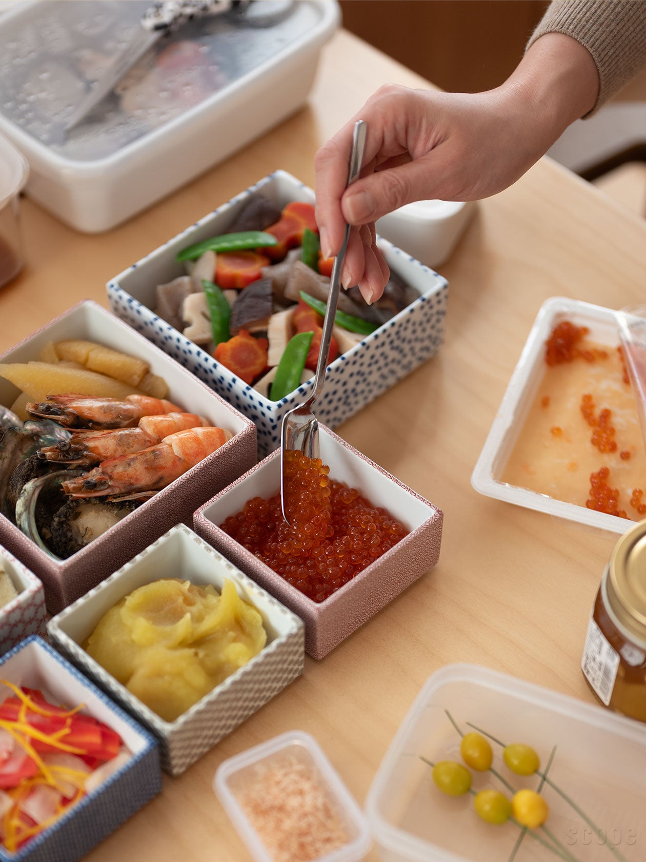 TIME & STYLE 重箱｜小振りな磁器で日常も晴れの日も