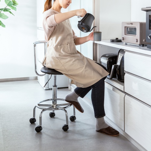 SNC-RD8BK【カウンターチェア（ブラック）】長時間の立ち仕事に便利な