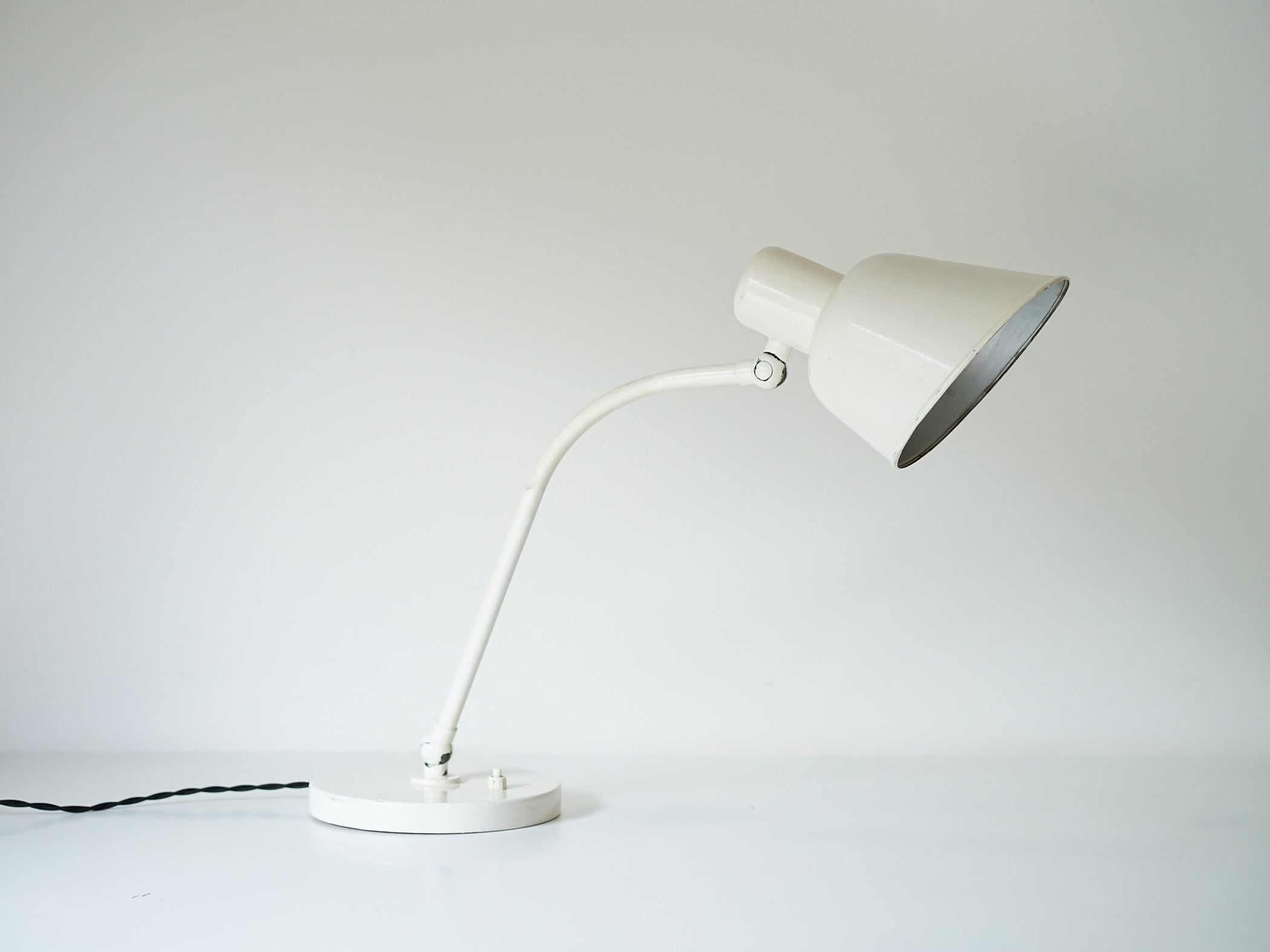 1930〜1940年代ヴィンテージ 白テーブルランプ 角度調節できるスタンド