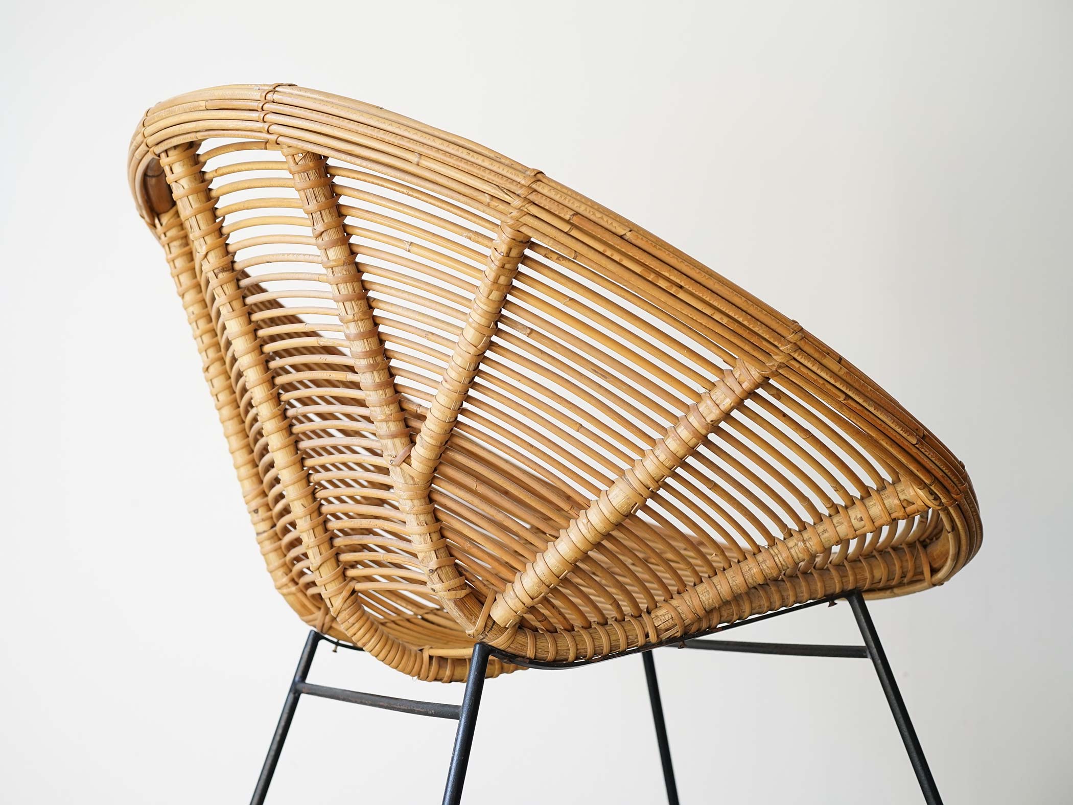 籐のチェア ラタンチェア ヴィンテージチェア 黒フレームの脚 | 北欧