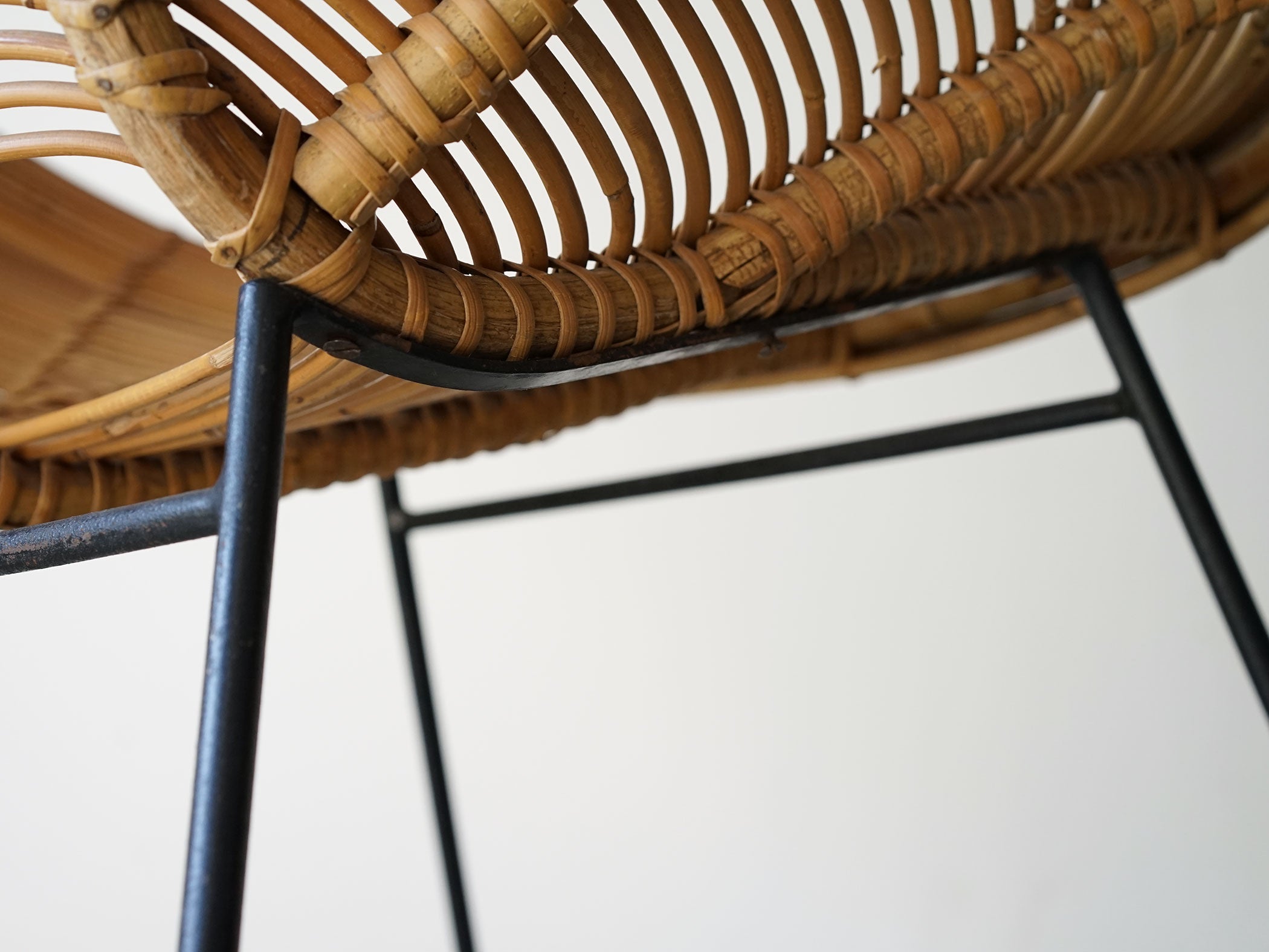 籐のチェア ラタンチェア ヴィンテージチェア 黒フレームの脚 | 北欧
