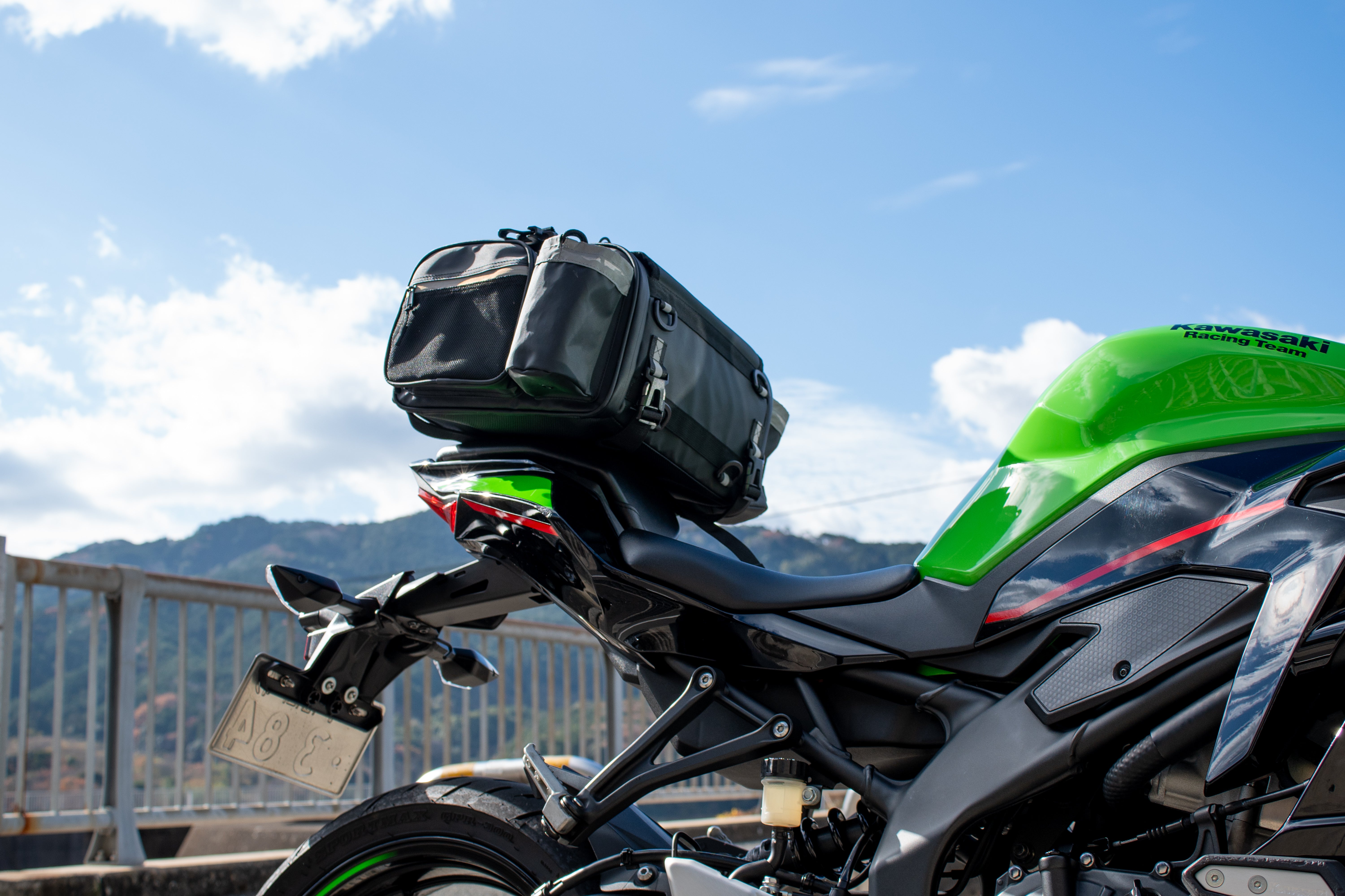 日帰りツーリングやキャンプでも大活躍。大容量×コンパクト設計で支持