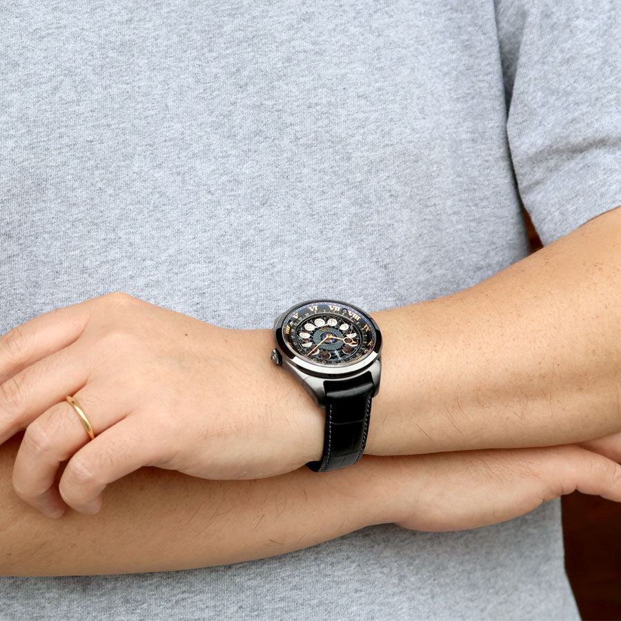 時と切り離すことのできない宇宙の存在を時計の中に閉じ込めたコスモ