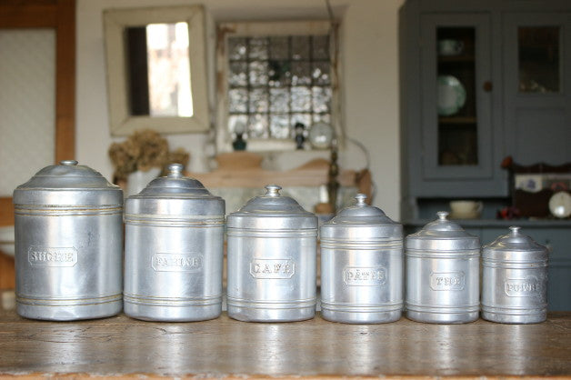シンプルなキッチン作りに活躍してくれるアルミのキャニスター6個