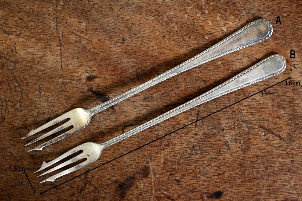 2本あり！レアなピクルスのためのピクルスフォーク イギリス