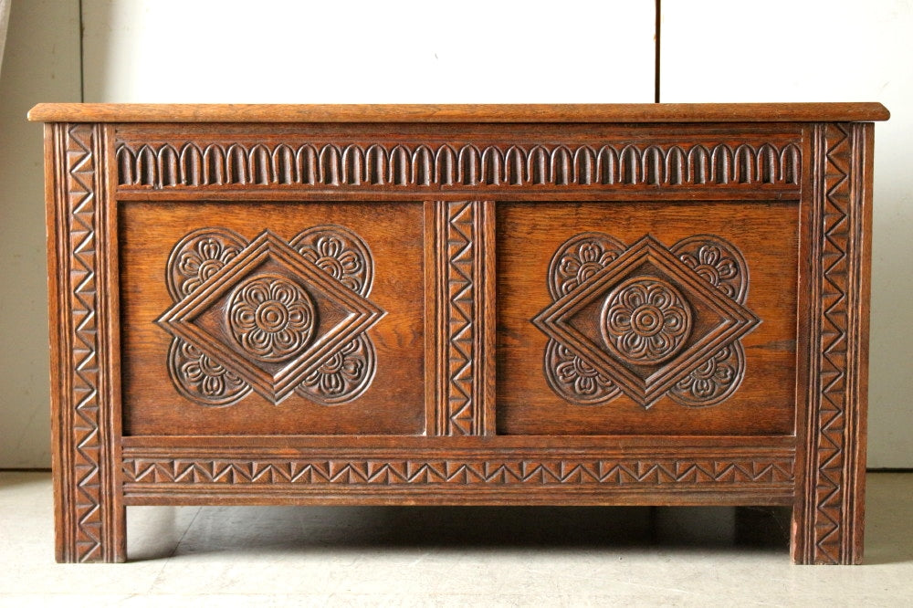 1930年代彫り模様が美しいコファー（木箱）横幅104.5cm イギリス