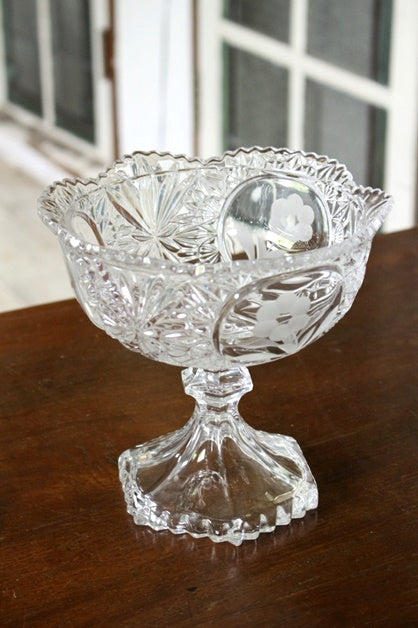 花のエッチングが可愛いシュガーボウル（高さ18cm） イギリス