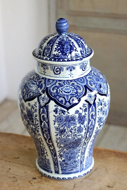 ブルーが美しいデルフト焼き蓋付きポット（高さ31cm） オランダ