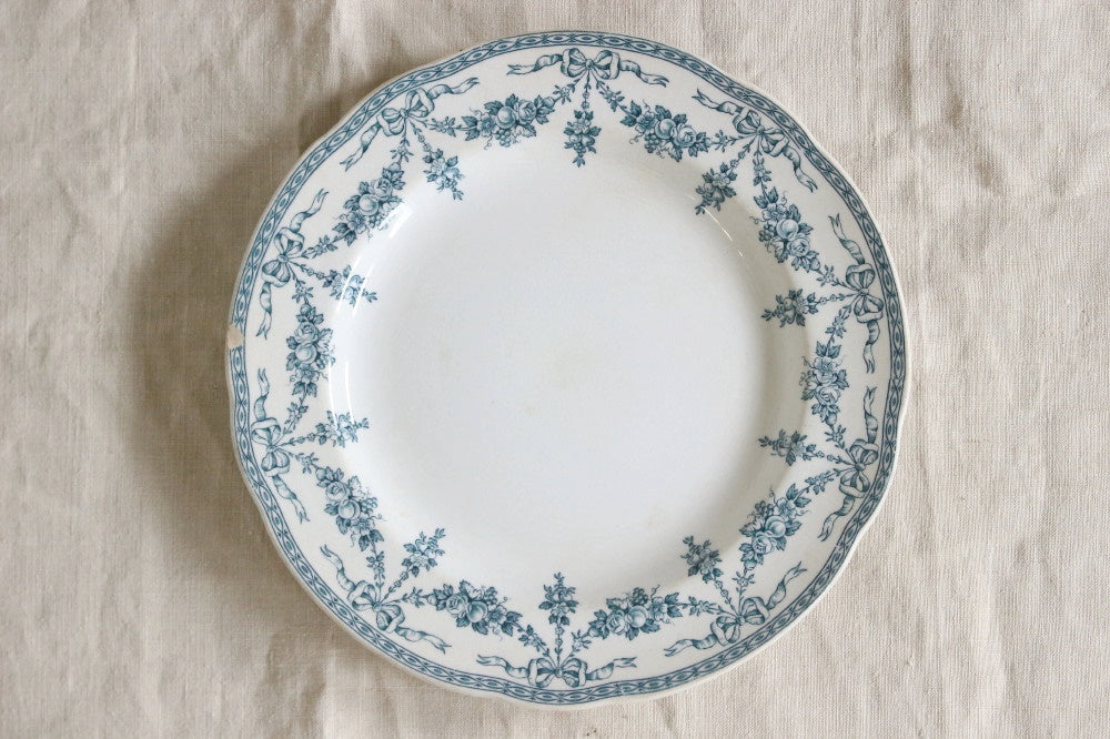 エミールブルジョワ窯ブルーリボンのガーランド模様平皿（直径25.5cm