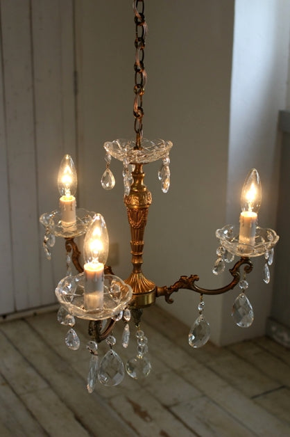 アンティーク初心者にもオススメの小ぶりな3灯シャンデリア フランス