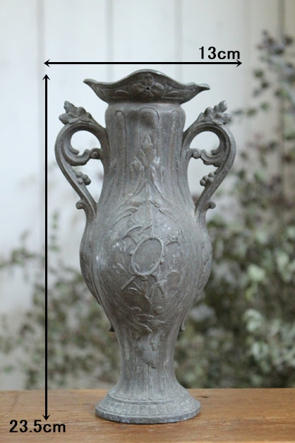 装飾も美しいエタン製フラワーベース（高さ23.5cm） フランス