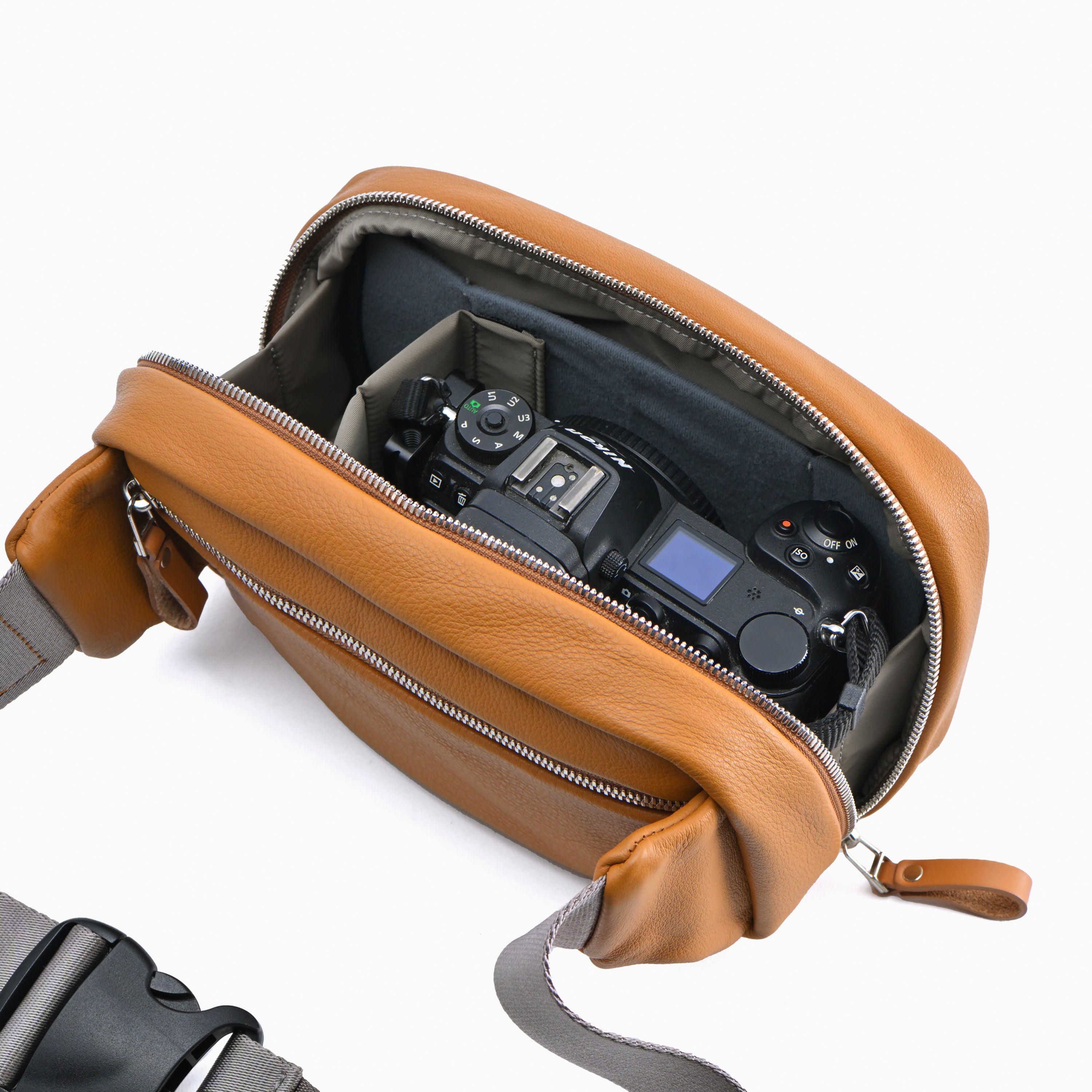 コンパクトレザーボディバッグ｜撥水レザー ×コンパクト×高機能カメラ