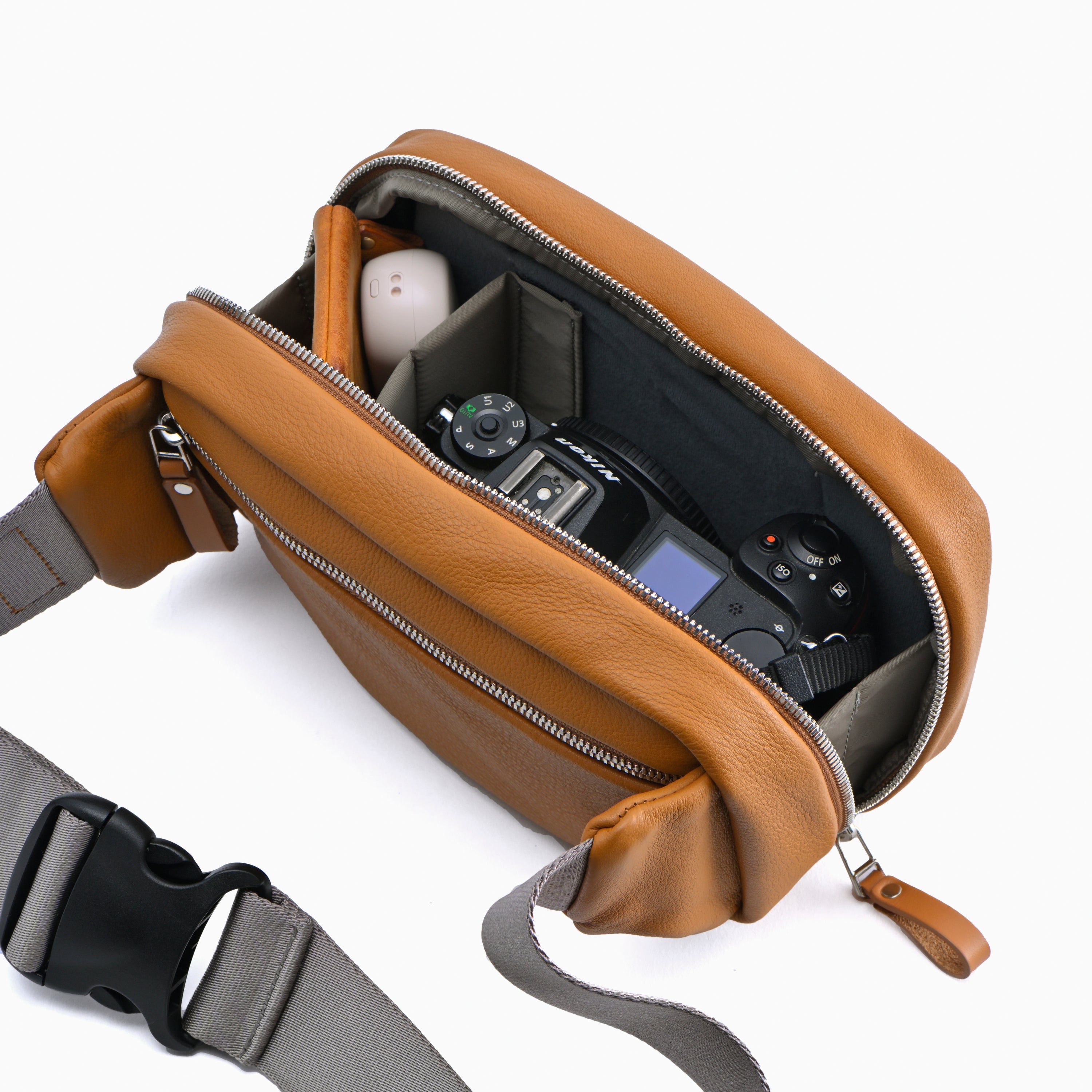 コンパクトレザーボディバッグ｜撥水レザー ×コンパクト×高機能カメラ