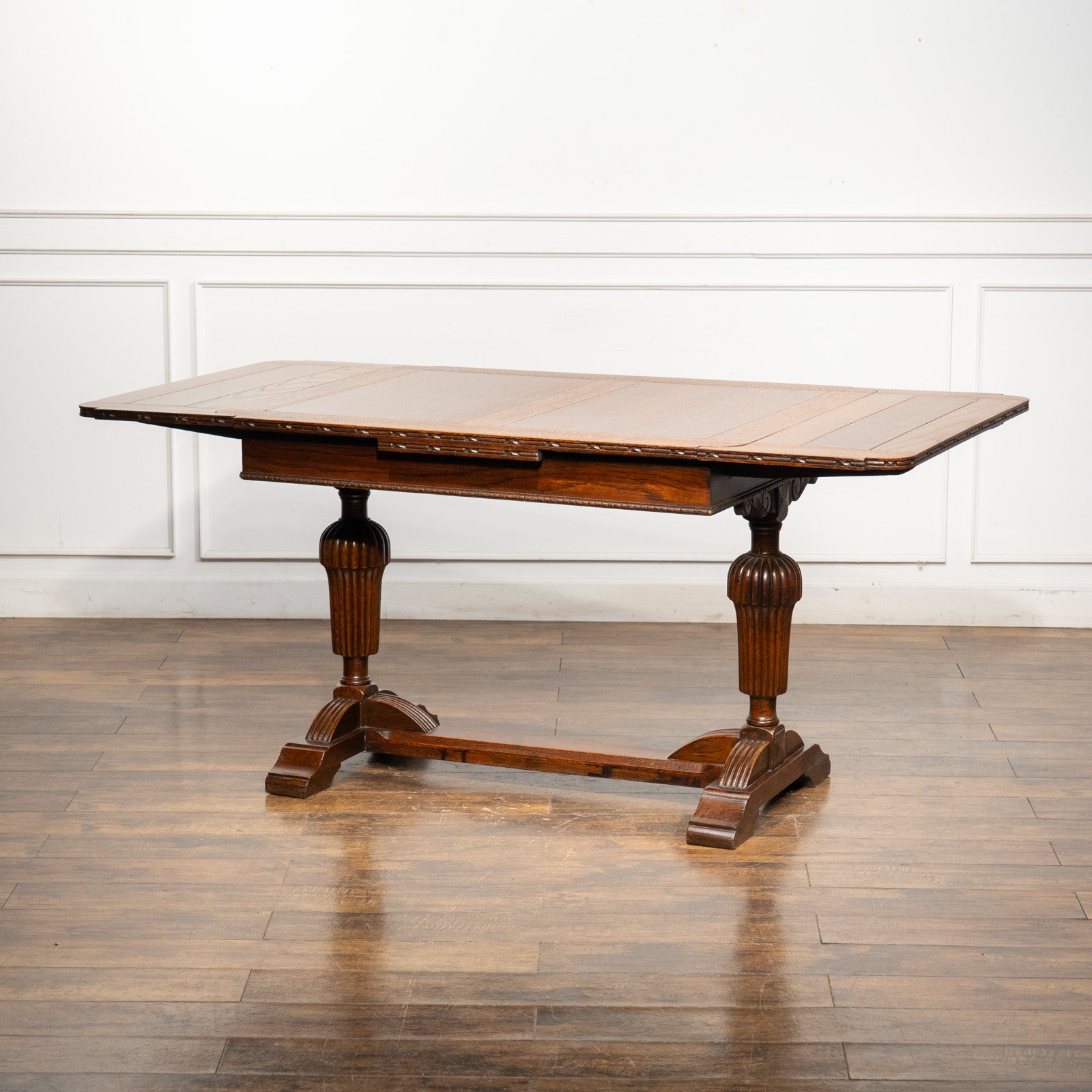 ダイニングテーブルの定番 伸長式ドローリーフテーブル – THE GLOBE