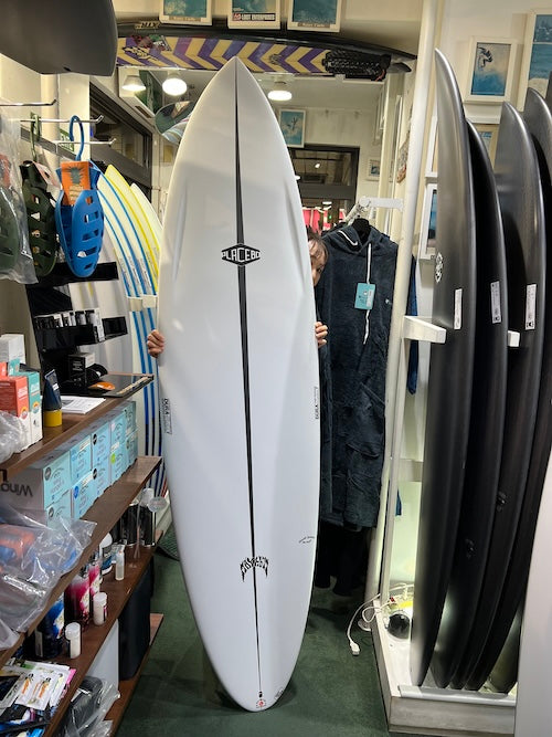 皆様！ご来店にて沢山の 新品『PLACEBOサーフボード』DURA-FLEX5をご