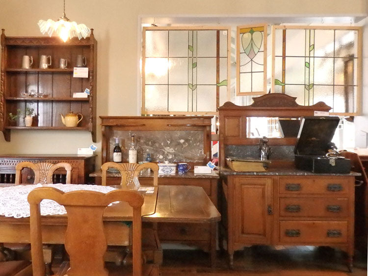 シンボルとして輝く アンティーク・ステンドグラス – アンティーク家具