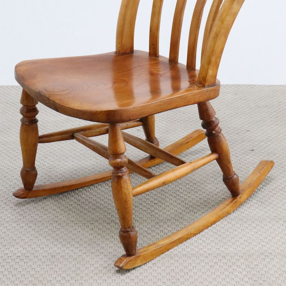 温かく素朴な飴色♪ ロッキングチェア VC107-252 – アンティーク家具と