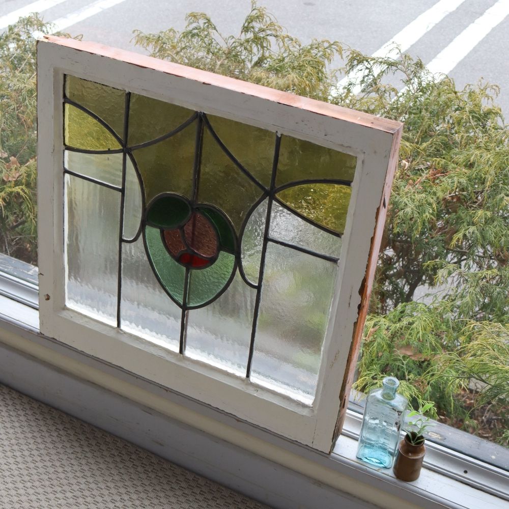 白い窓枠がオシャレ♪ アンティーク ステンドグラス VC108-237005