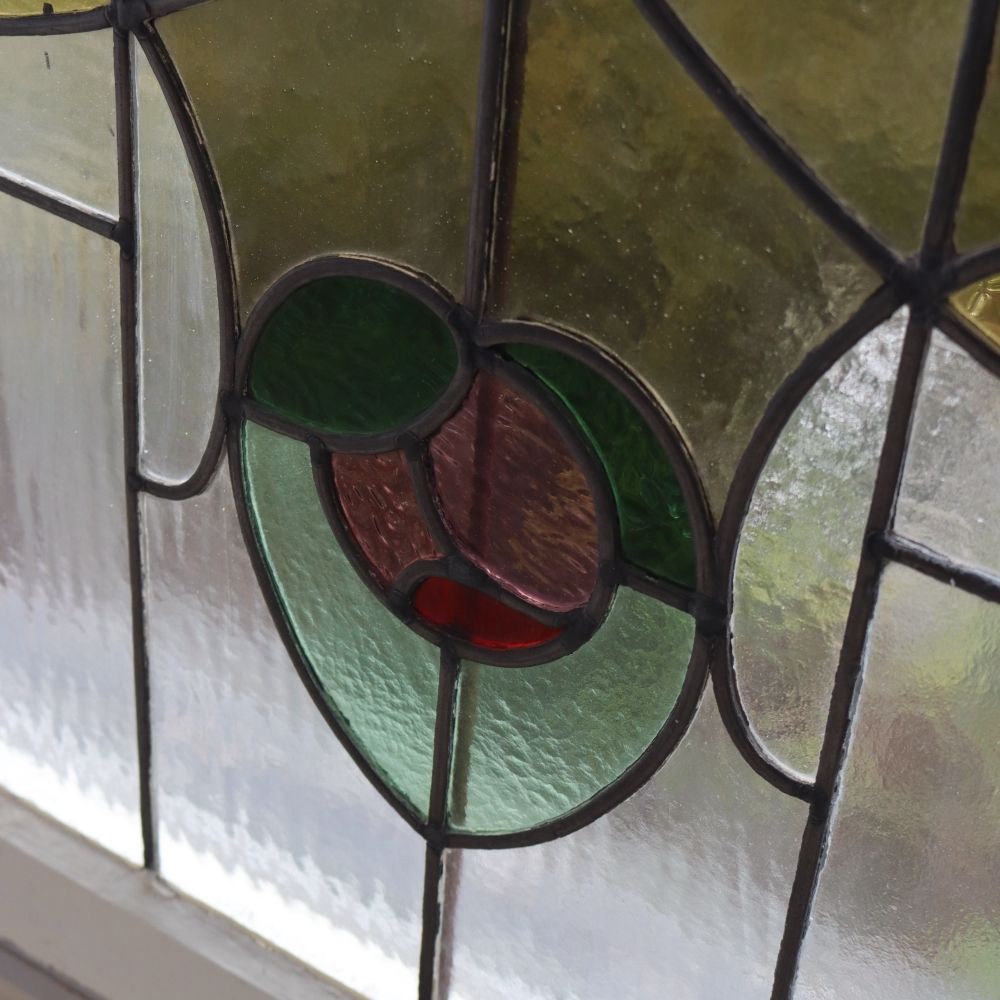 白い窓枠がオシャレ♪ アンティーク ステンドグラス VC108-237005