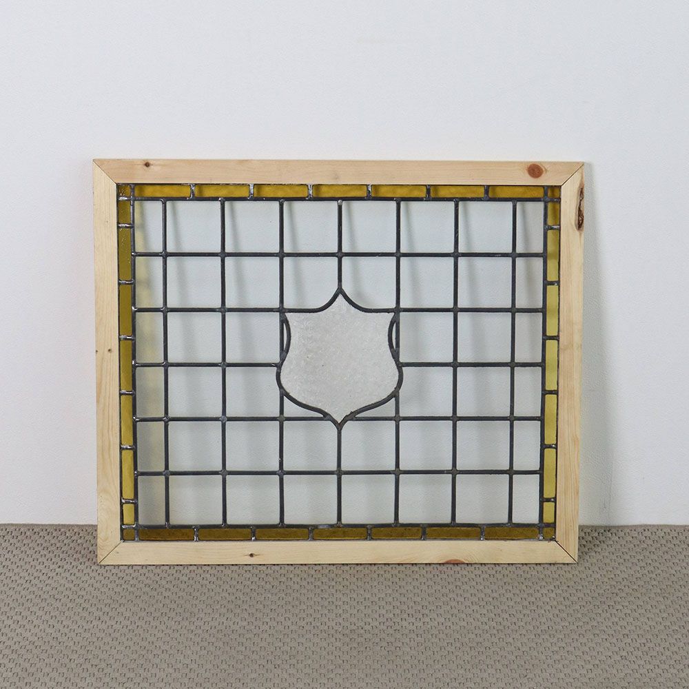 額縁のような周りの黄色いガラスがアクセント♪ アンティーク