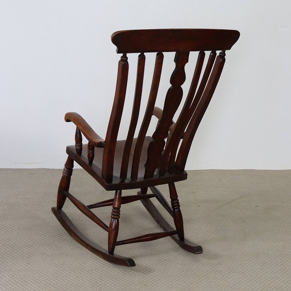 背もたれのデザインが素敵♪ ロッキングアームチェア VC109-152