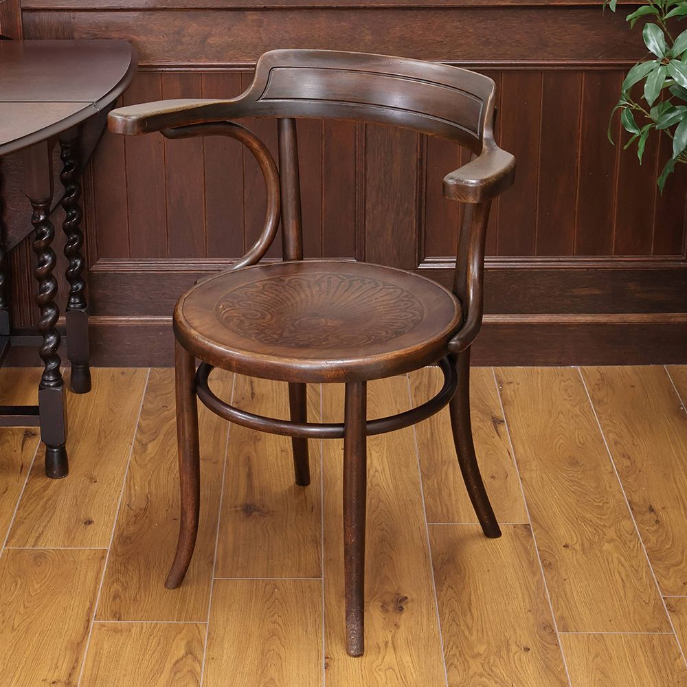 100年の歴史を刻んだ椅子♪ ベントウッドアームチェア VC114-025