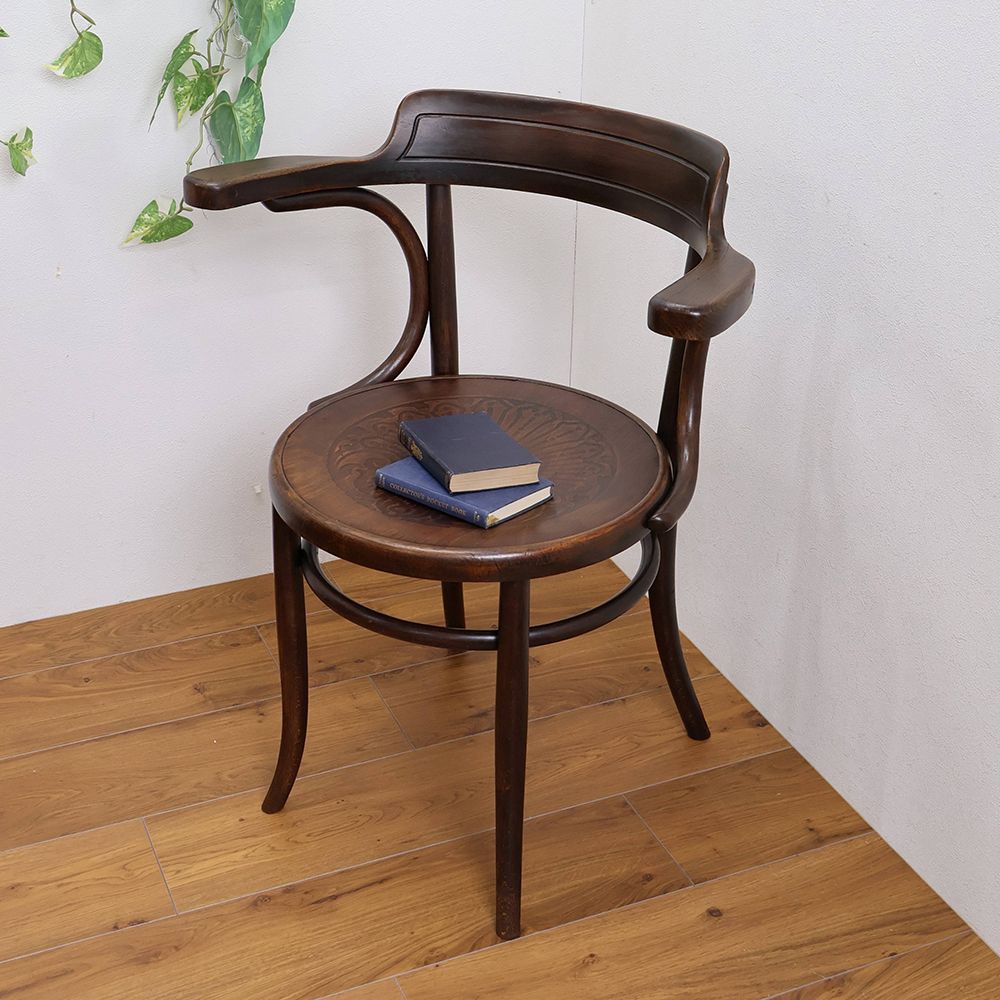 100年の歴史を刻んだ椅子♪ ベントウッドアームチェア VC114-025