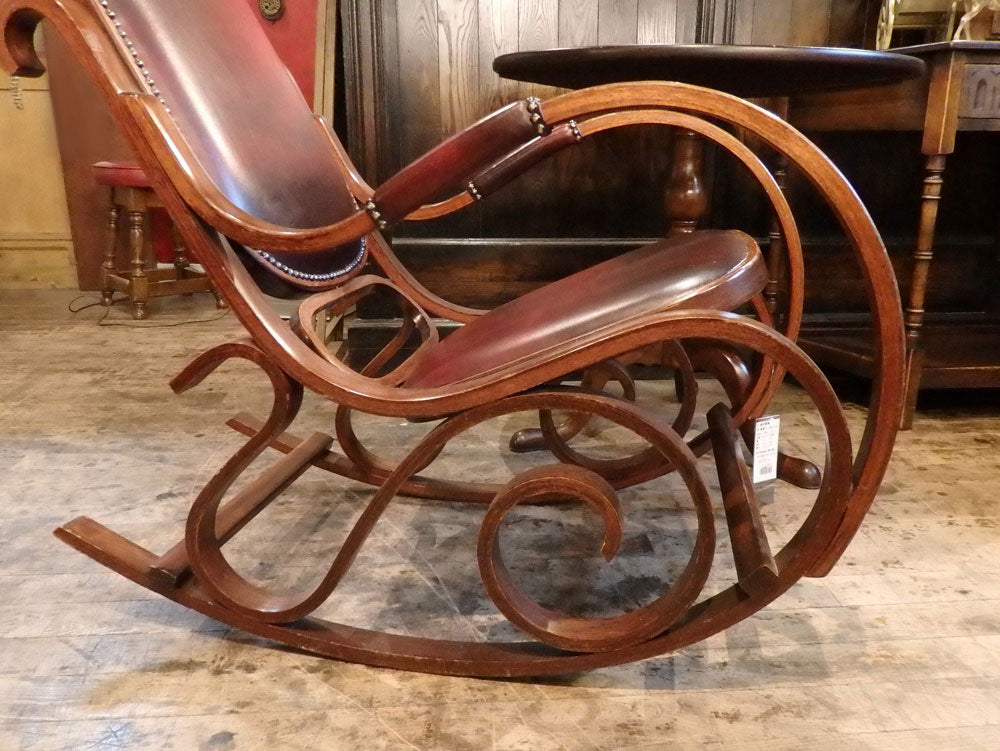くつろぎのロッキングチェア – アンティーク家具と雑貨の店 ビクトリア