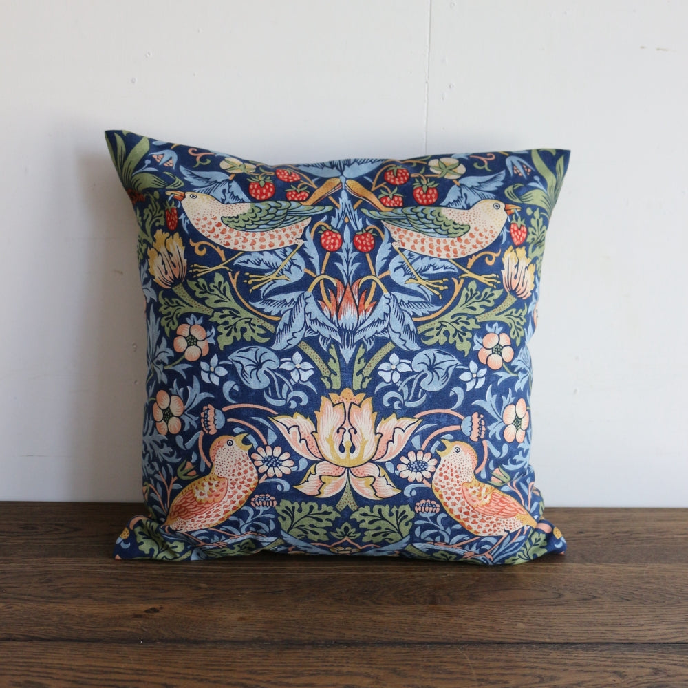 初夏の彩り♪ クッションカバー・いちご泥棒【ウィリアム・モリス