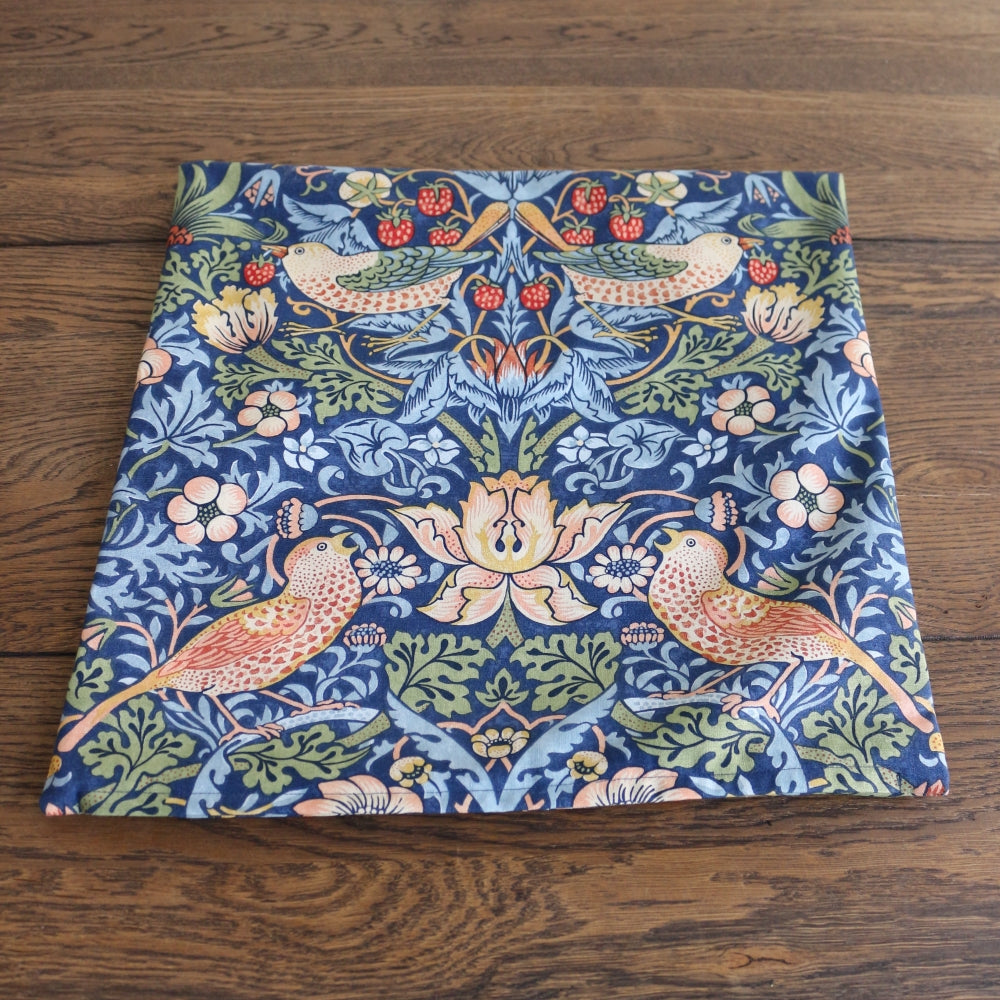 初夏の彩り♪ クッションカバー・いちご泥棒【ウィリアム・モリス