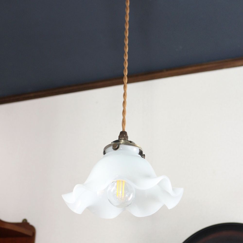 大きなフリルがかわいいデザイン♪ ミルクガラスのペンダントランプ