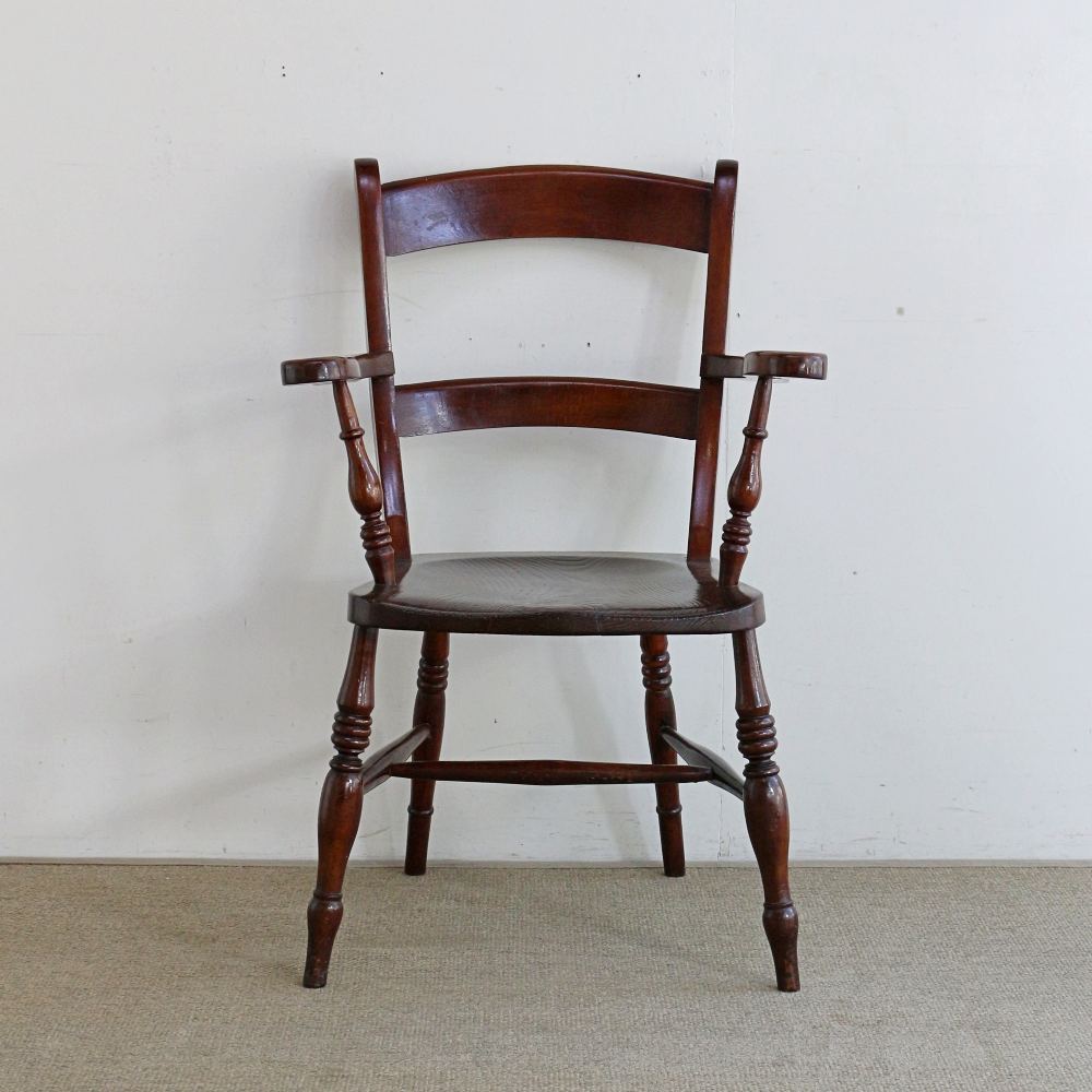 物語を紡ぐ椅子♪ カントリーアームチェア VC103-052｜アンティーク