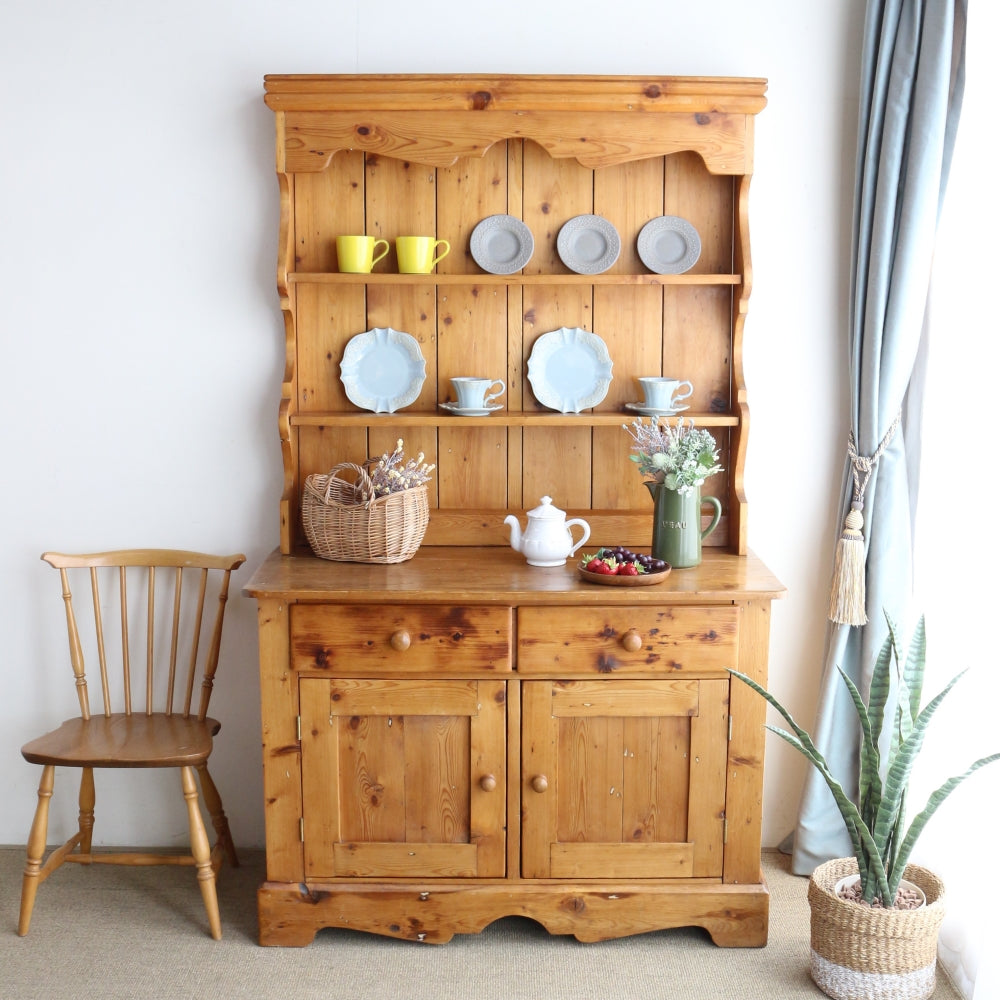 オールドパインの木の温もりにほっこり♪英国アンティークの食器棚