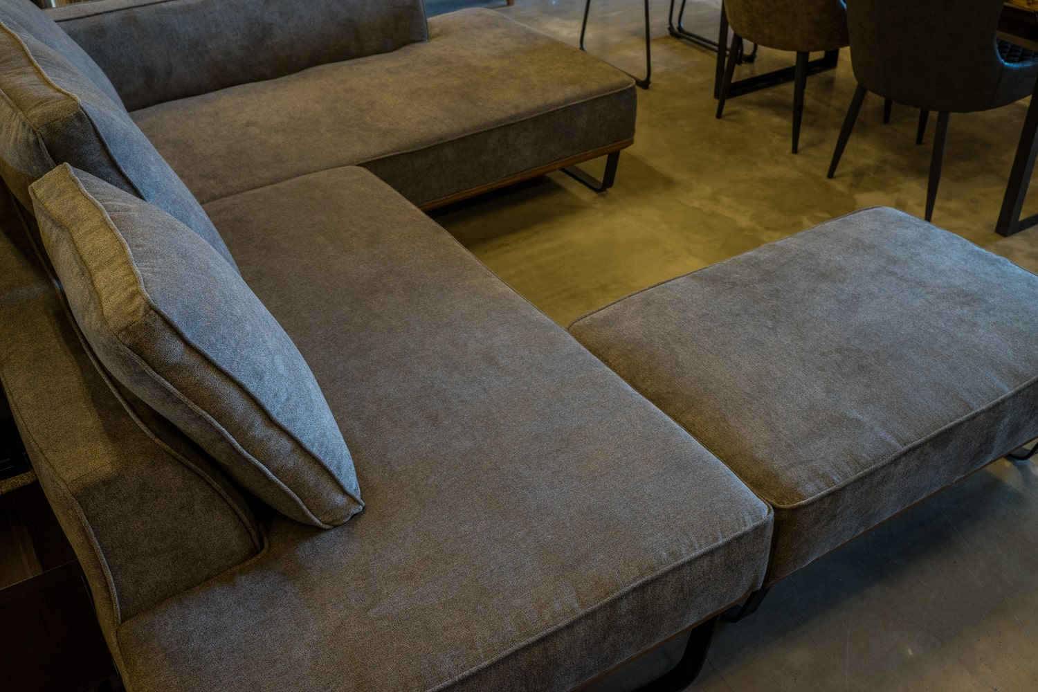 リビングルームの主役になれるソファ。UNKOCHAN一番人気カウチソファと