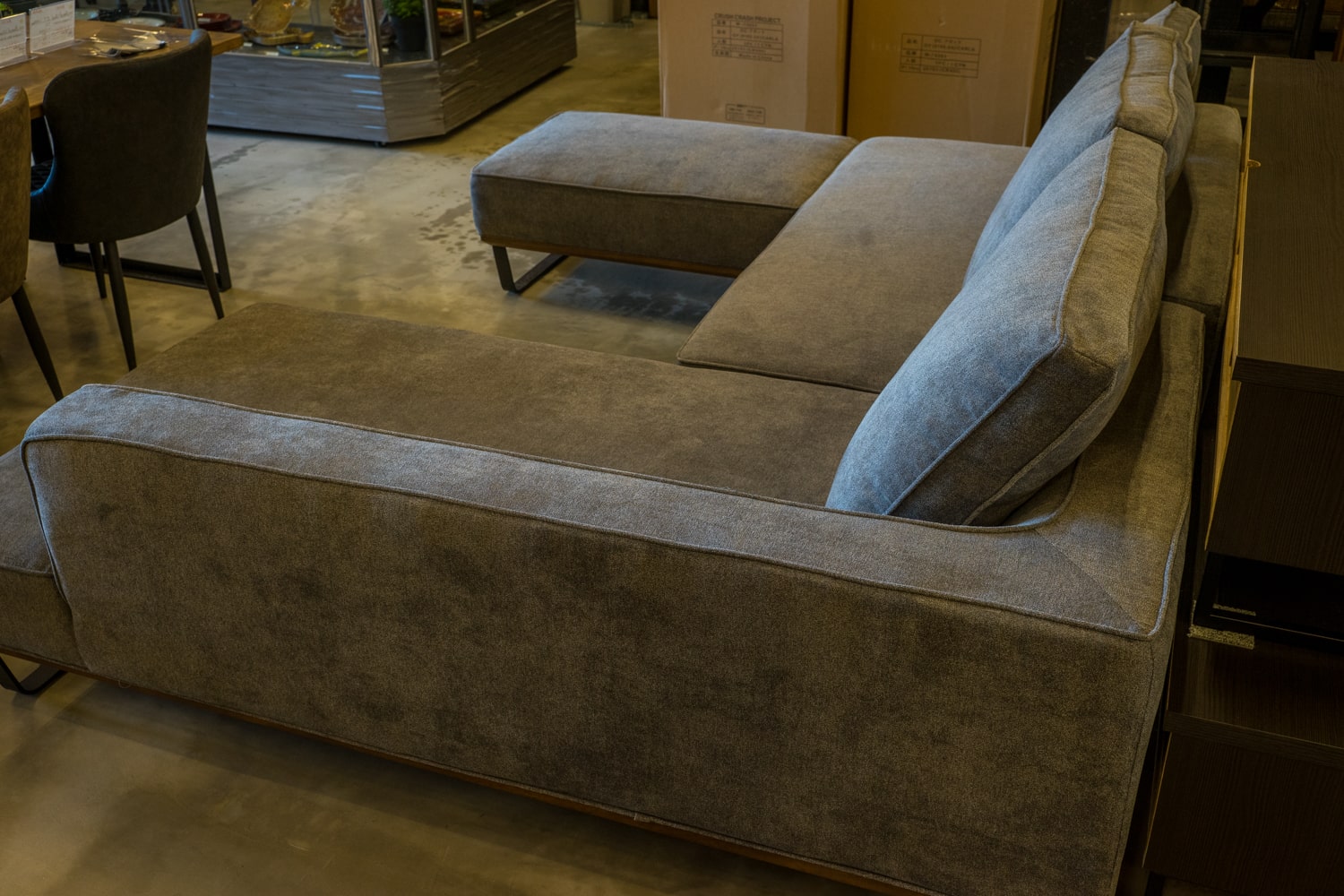 リビングルームの主役になれるソファ。UNKOCHAN一番人気カウチソファと