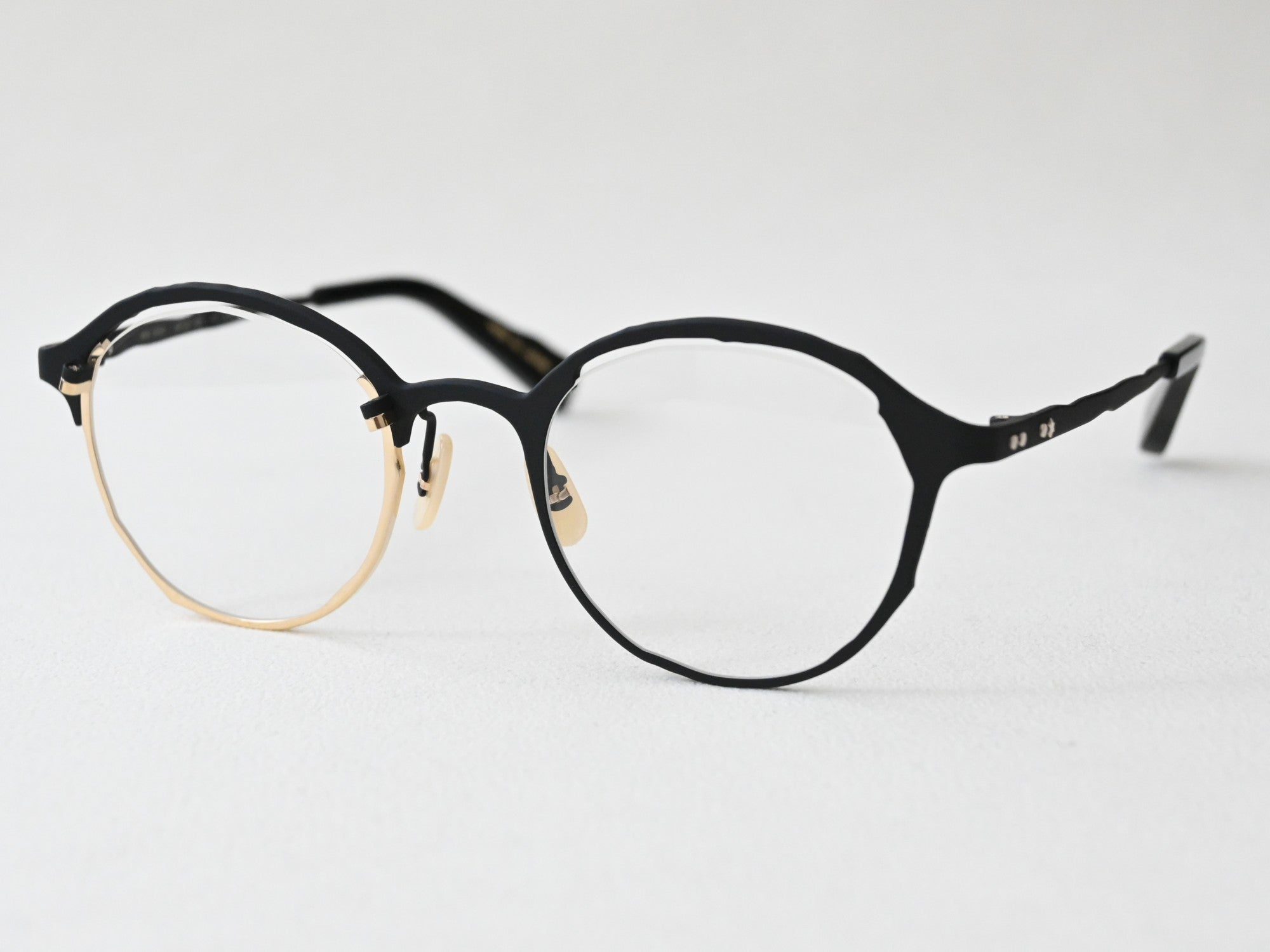 左右非対称を活かしたアイコンモデルに待望の新色が登場