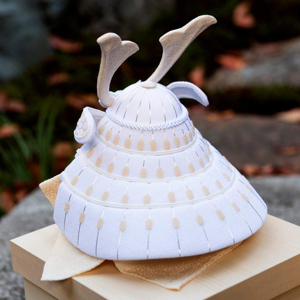 五月人形・兜飾り HAKI（ハキ） 白粋 兜｜出産祝い・ベビー用品通販の